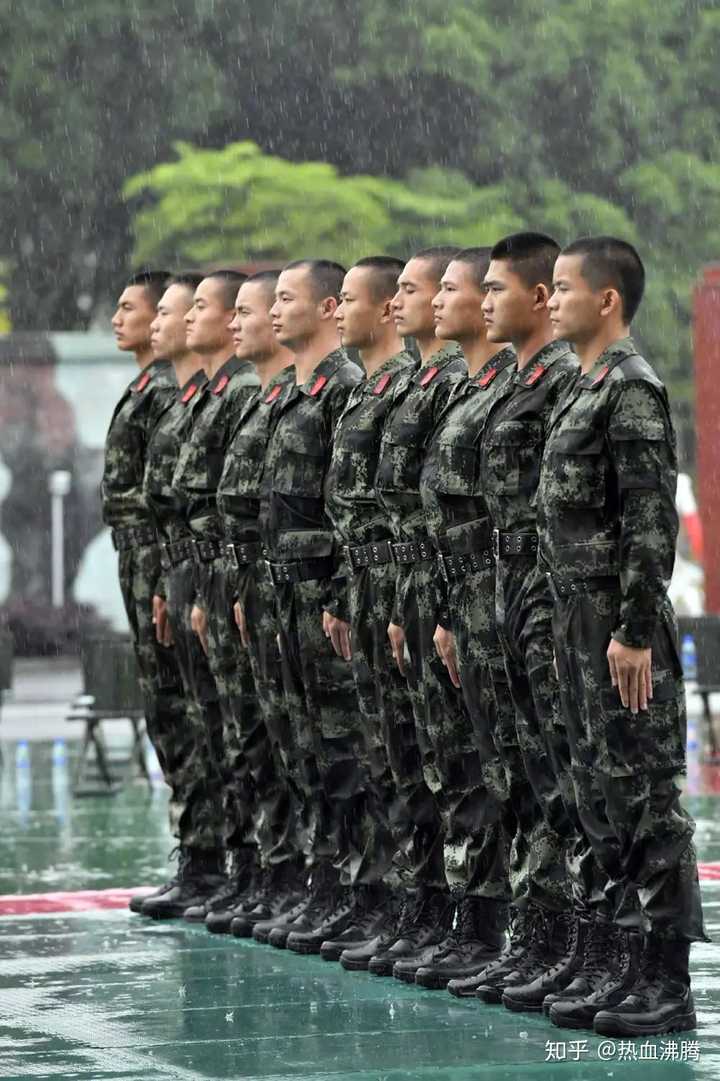 风雨中的武警战士,精气神我给满分,为中国军人点赞!