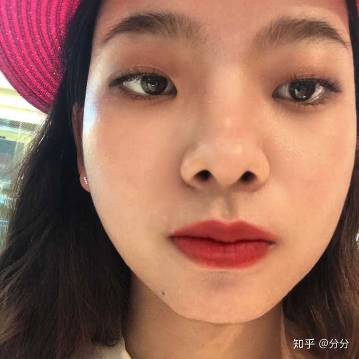 有没有那种单眼皮小眼睛塌鼻梁厚嘴唇但还挺好看的女生?