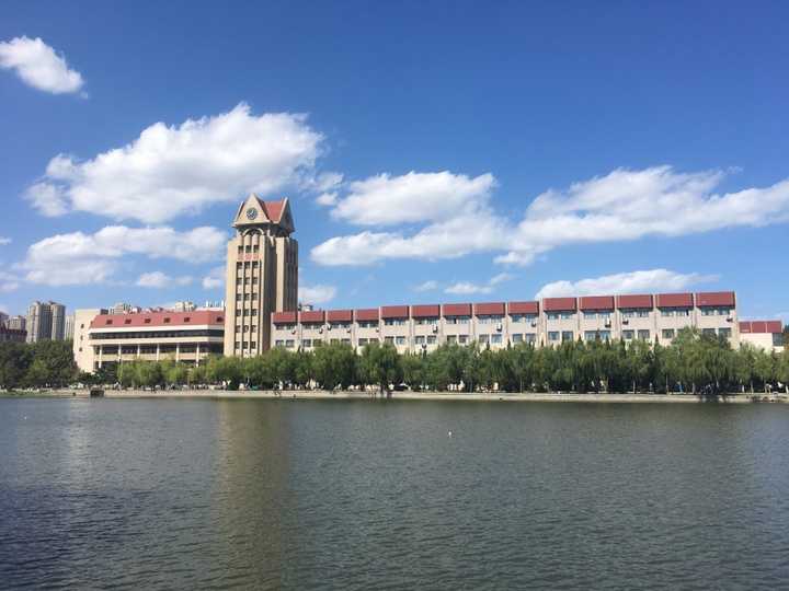 大家还是比较喜欢烟大的 很多人理想大学都是烟台大学 烟大在山东招生