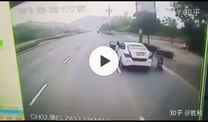 如何看待「河南安阳机动车道女司机突下车,被后方公交