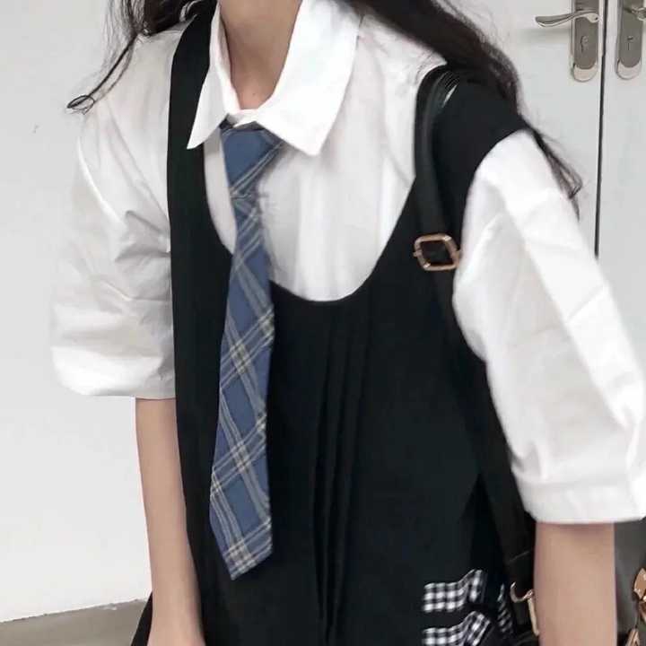 有没有不露脸不露腿的女生头像?