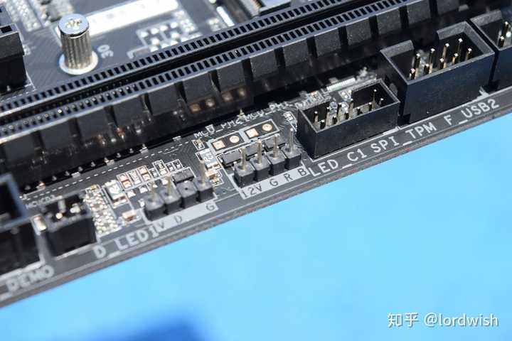 主板的这四个接针分为了两组,每组都是 1个12v 4pin的rgb接针和1个5v