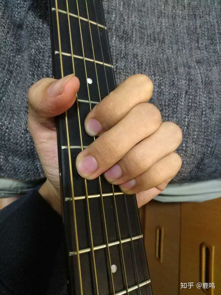 吉他横按和弦的其余手指一定要比横按位置高吗?