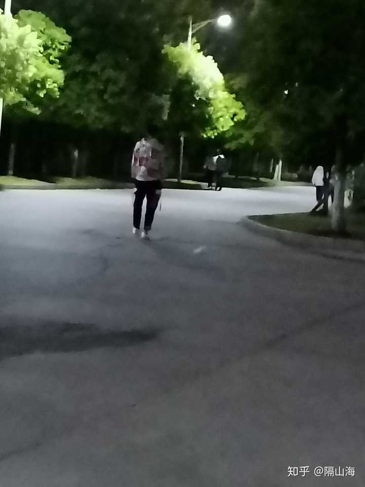 说到凄美的背影,你第一时间想到了什么画面?