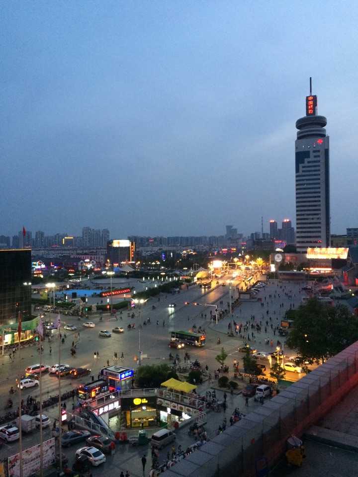 看,亲人们,在运河城第七层俯拍了个灯火阑珊,喜欢这个小城市.