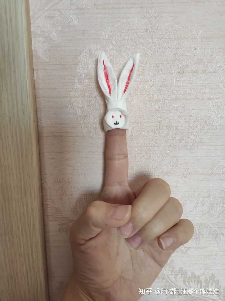 刷短视频的时候学会了纸巾做兔子,做好放到了房间门上的花环上.
