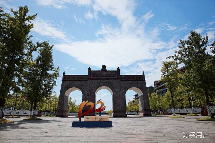 四川大学江安校区东门 拍摄者:刘沛昕