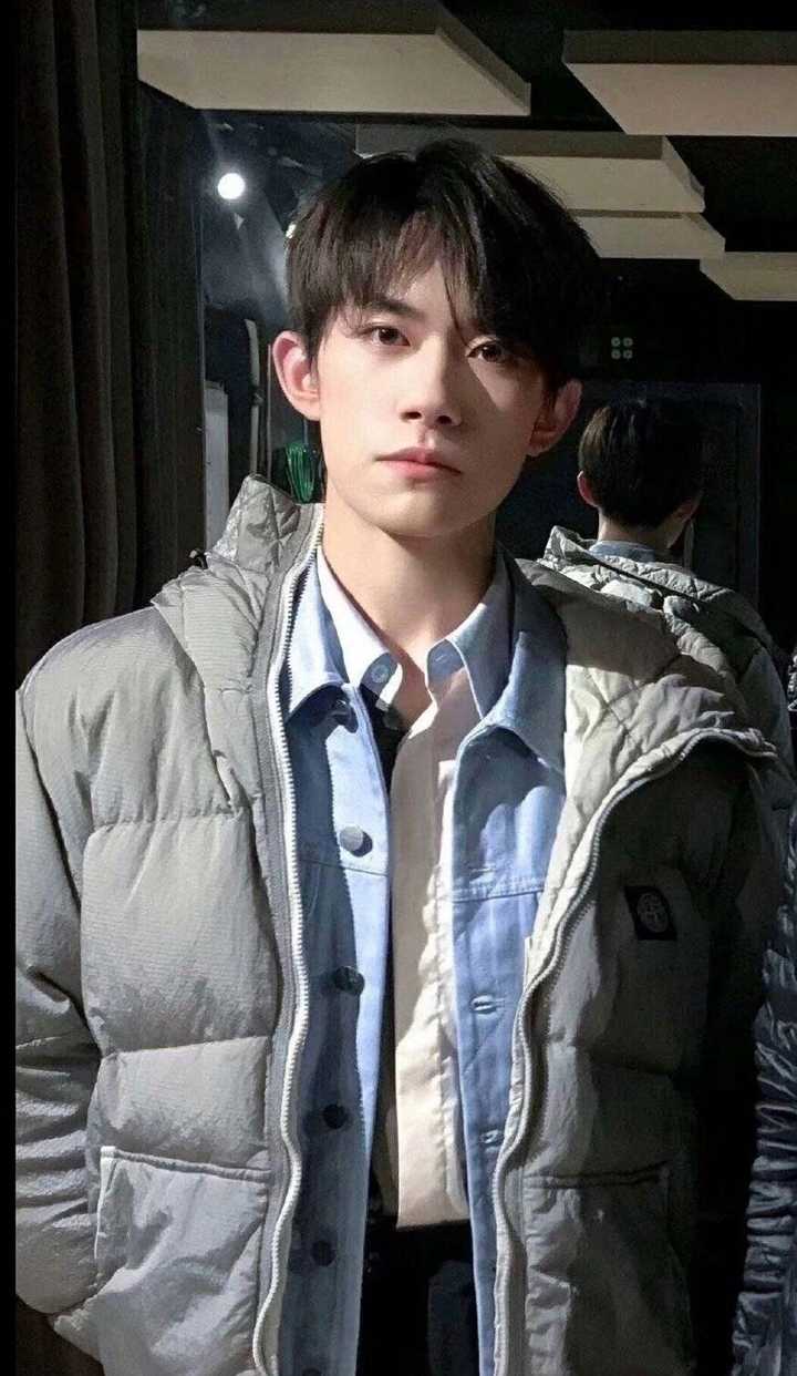 推荐一下易烊千玺的壁纸,谢谢?