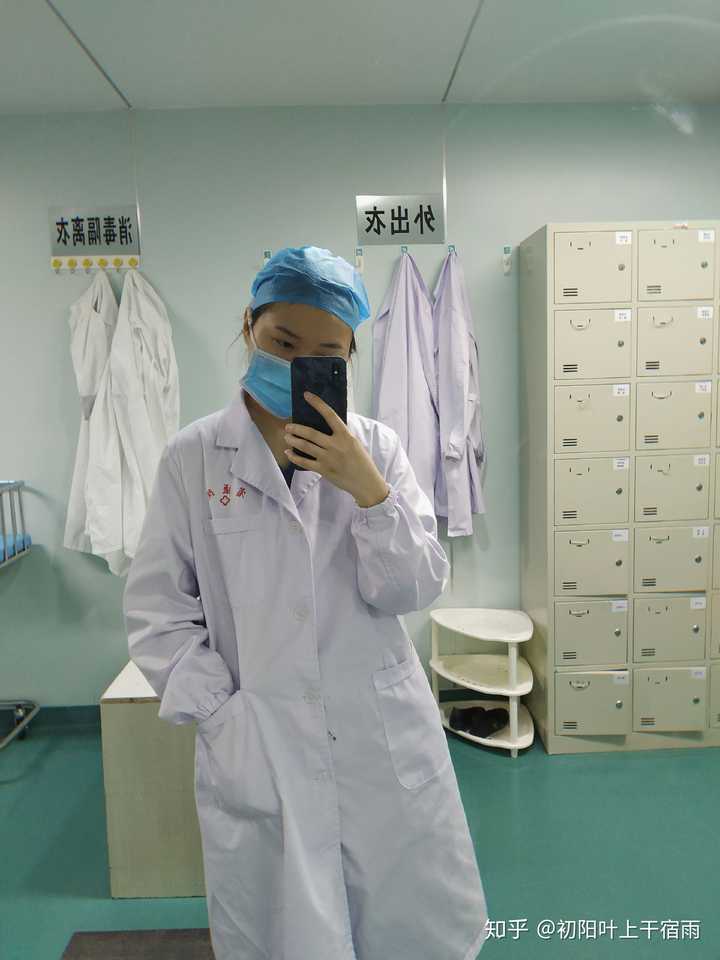 医学生第一次穿白大褂(whitecoat / labcoat)是什么感觉?