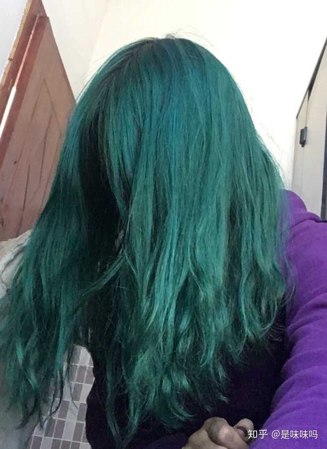 差不多一个月后 换发色应该算是一个尝试,在染绿色头发之前是粉色头发