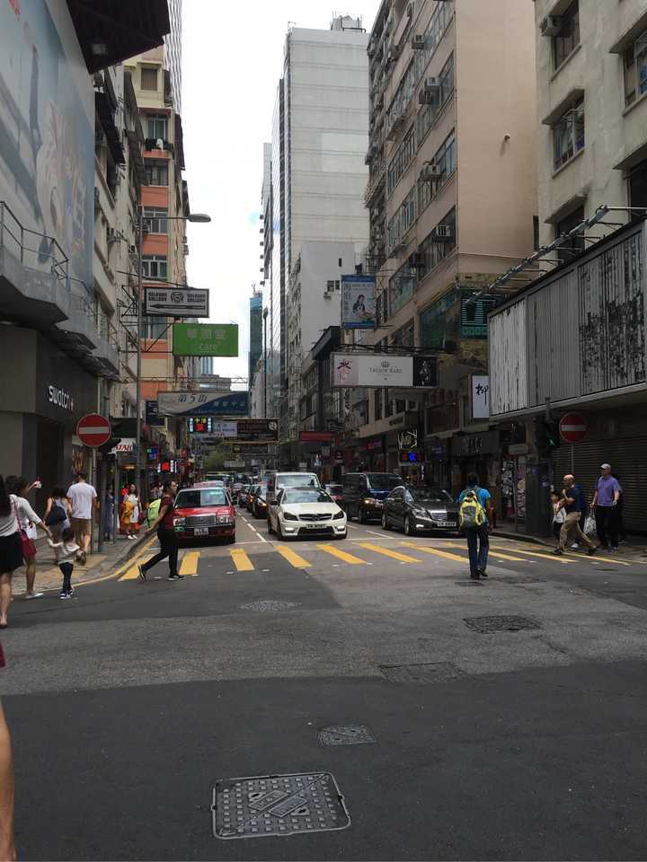 (尖沙咀街景,影视中常见的老皇冠出租现在还是遍地跑)