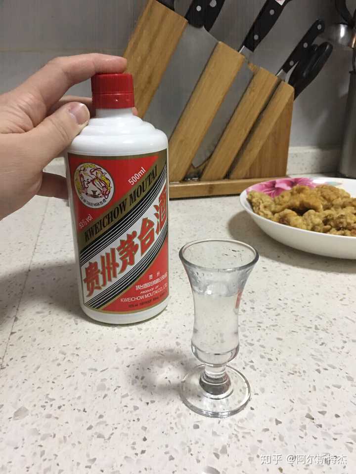 老爸中午吃饭喝的茅台,我也就跟着他一起喝点,就像我们平时请客的时候