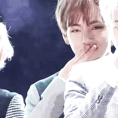 防弹少年团v金泰亨 这位哥的舞台表情和表现力真的是教科书级别