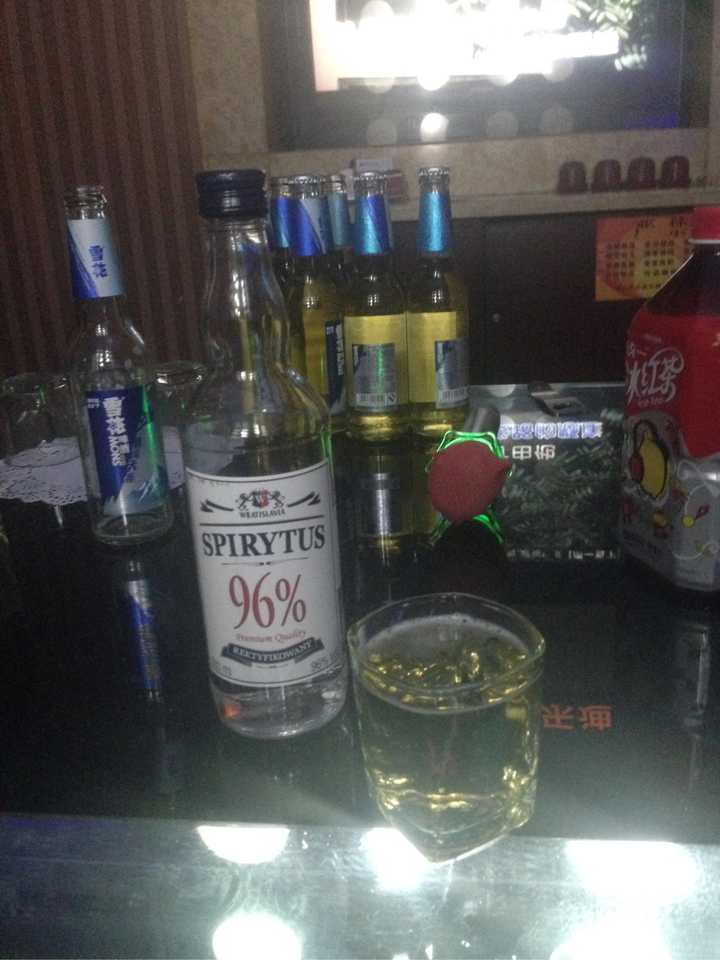 兑过很多东西喝过,红牛,冰红茶,绿茶,啤酒,最后发现喝纯的最爽,甜甜的