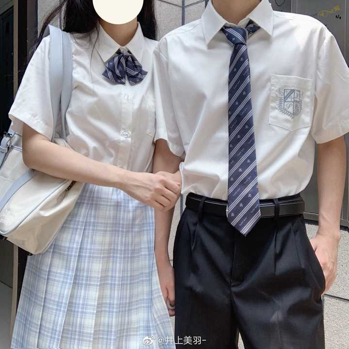 女生穿jk制服或者lolita,男生穿什么出去比较好?