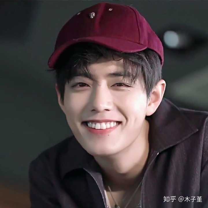 谁能看出来他二十八岁了,说他二十我都信. 标志的八颗牙笑容.