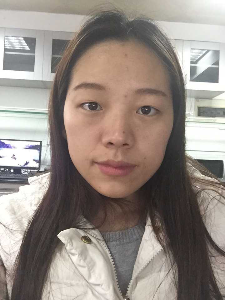 单眼皮睁大眼自拍