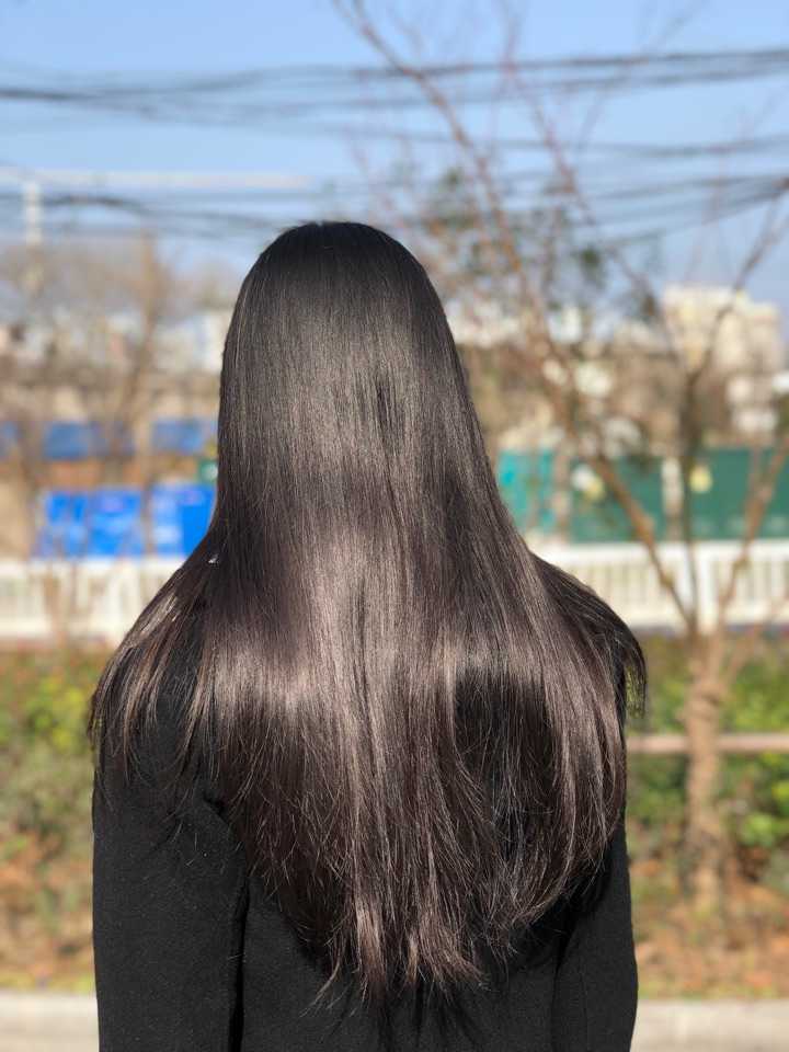 长发女性洗完头后应该用吹风机吹干还是等待自然风干?