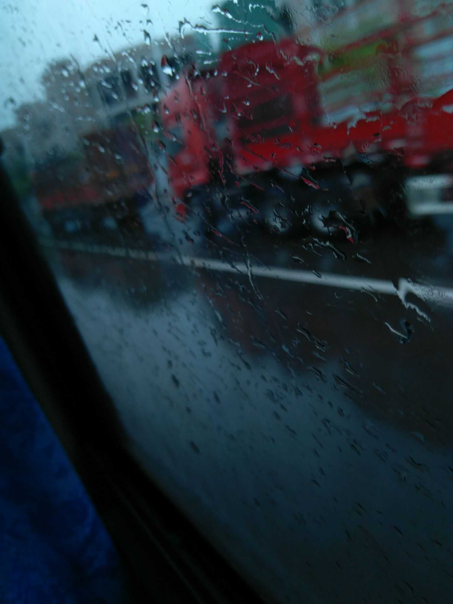 下雨了我在回家的车上听着未知的民谣依偎在窗边看雨