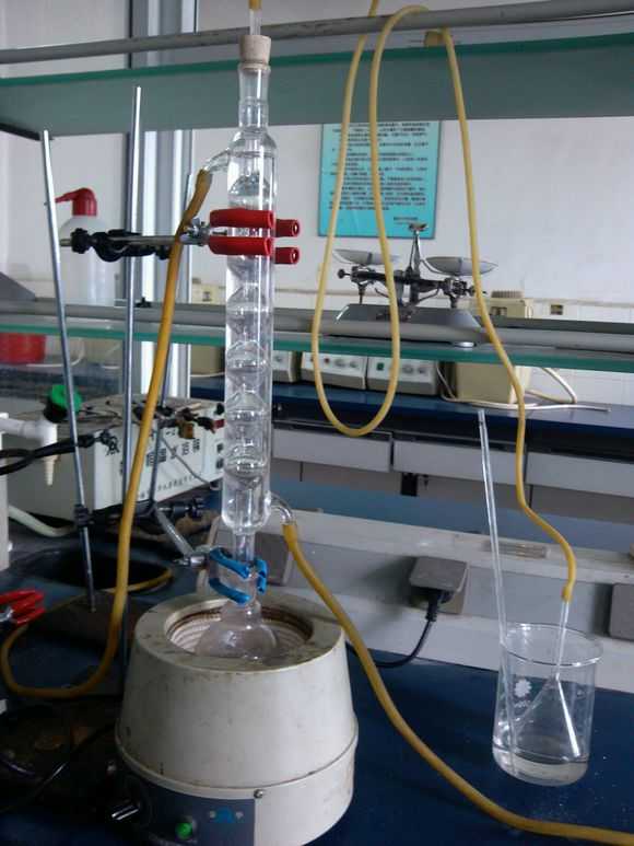 该有机合成实验需要用乙醚作为溶剂,在三口圆底烧瓶上加一个冷凝管