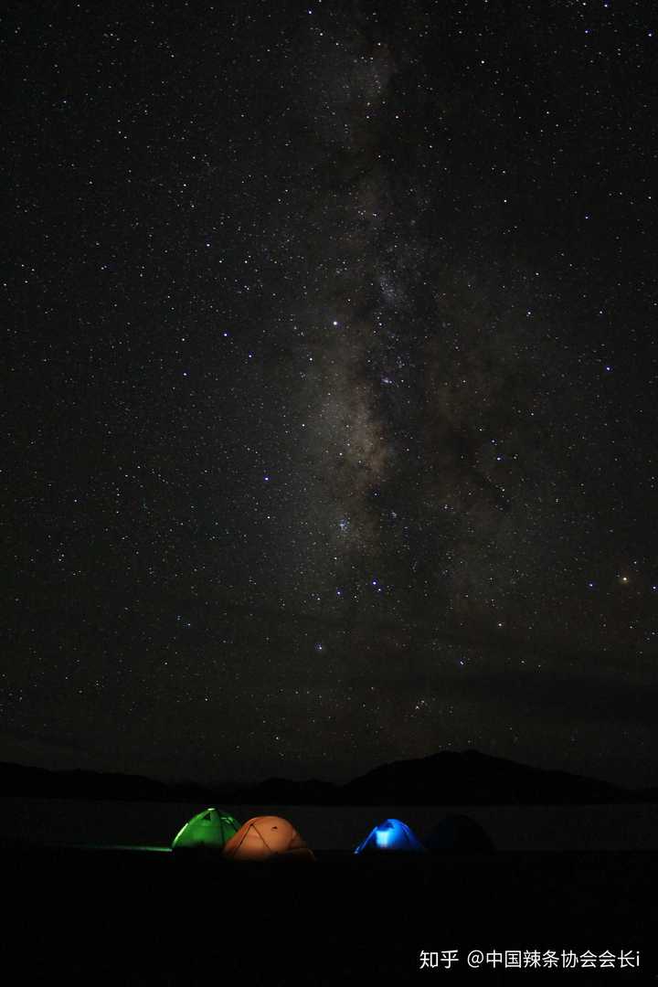 羊湖边露营,朋友相机拍的夜空.不过傍晚湖边小虫子真的多.