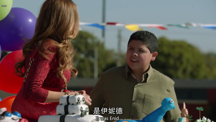 摩登家庭(modern family)中有哪些细思极恐的细节?