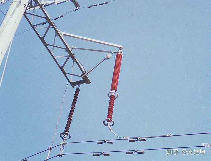 线路避雷器工作原理:当雷击时避雷器动作,避雷器的残压低于绝缘子串