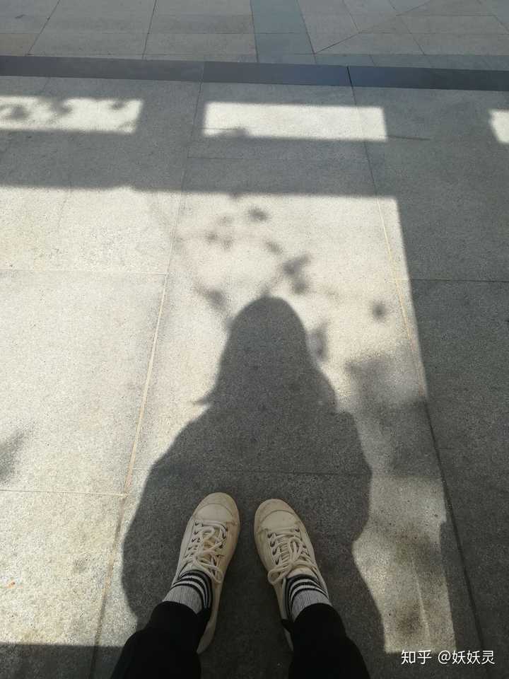 坐在男朋友宿舍楼下晒太阳,无聊的拍了一张,看影子还阔以