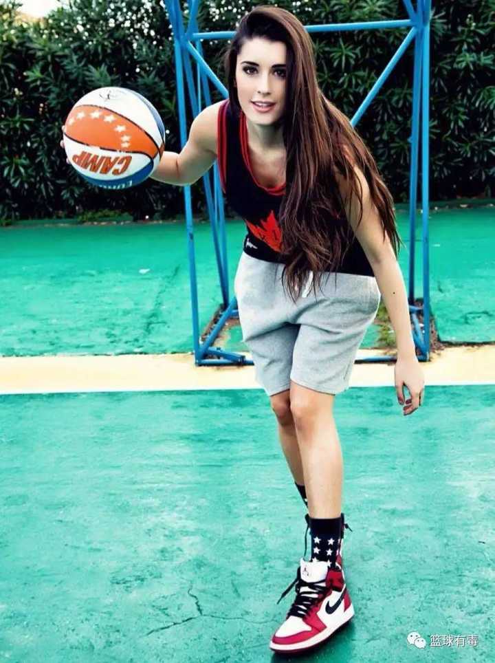 有没有女生打篮球或者穿球衣的壁纸啊?