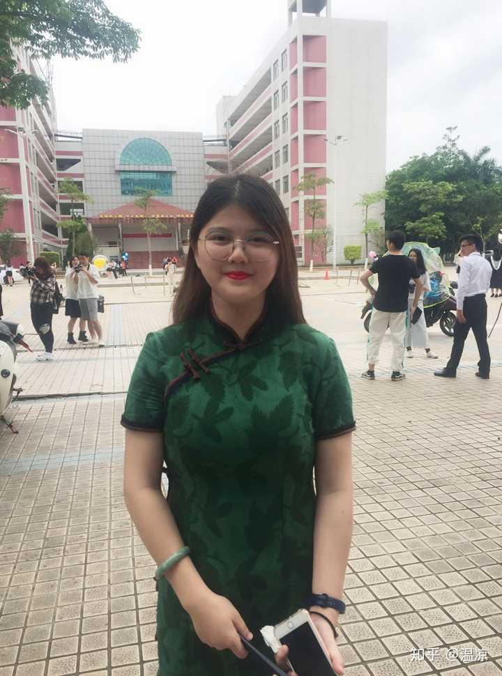 身材丰满型的女生穿旗袍不好看吗?