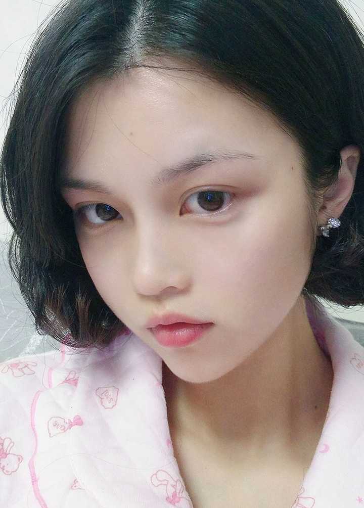 丹凤眼 单眼皮或内双,双眼皮的叫双凤眼,接近平行四边形,内双的比较有