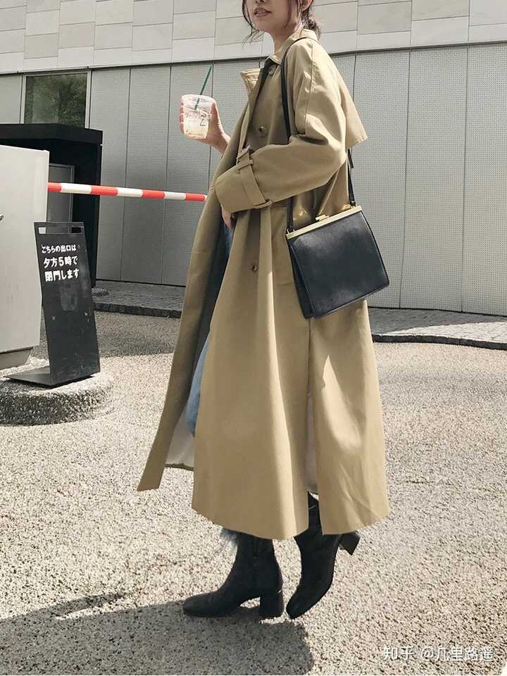 风衣搭什么鞋子啊,各路大佬,求助了 ,米黄色,女?