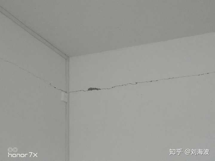 自建房3层半,半层墙体四个角出现横向裂缝,且半层楼面