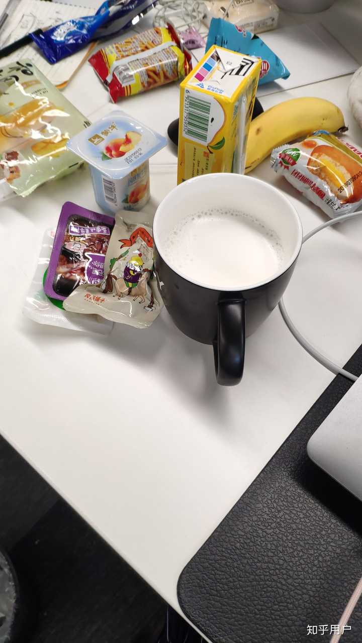 桌子上全是零食