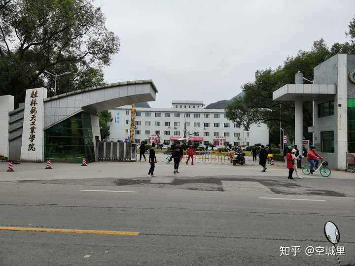 没啥,疫情还没去学校,放点自己拍照片吧 足球场已经翻新了,这是老图