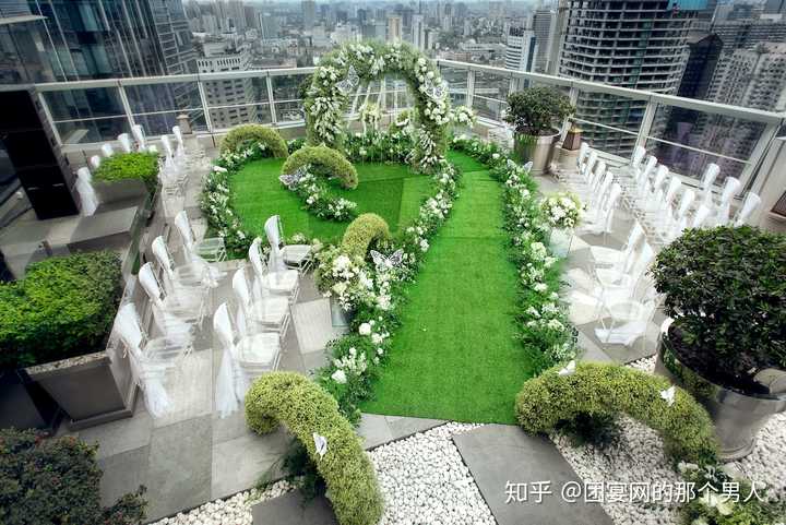 我参加过一场小伙伴的婚礼,他的婚礼就选在一家有露台的大咖啡厅,把