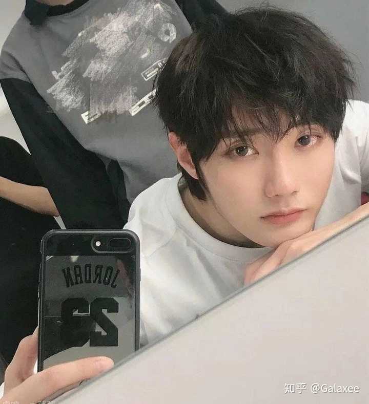 如何评价r1se刘也得颜值?