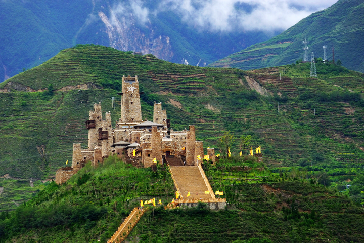 中国也有城堡,同等规模的有:古代春秋时期王侯的城堡,汉代到南北朝的