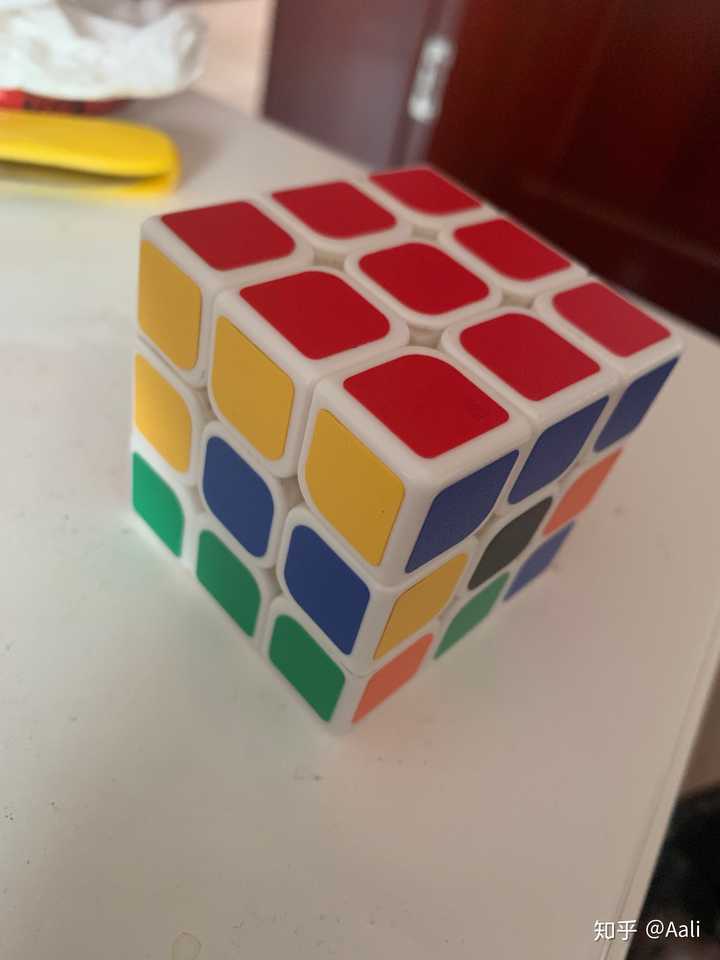 魔方第一面跟第一层拼好,第二三层跟底面怎么拼?