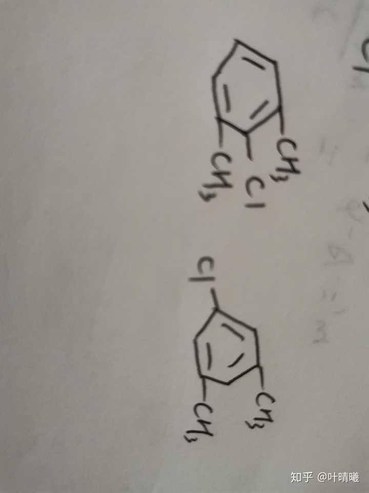 为什么二甲醛氯苯的同分异构体中的间位有三个氯?