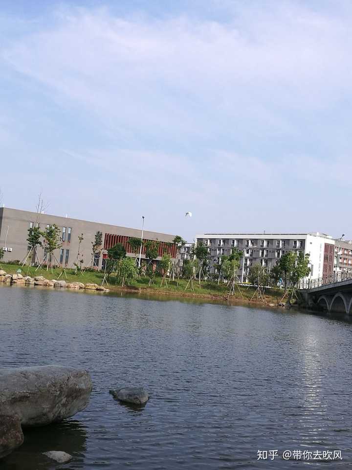 杭州湾校区称汽车学院,为宁波工程学院二级学院,前身为机械学院.