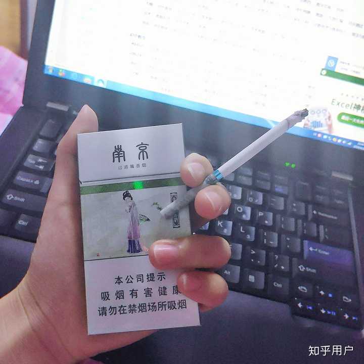 就是觉得难受的时候抽烟能好受点 刚开始过肺时嗓子会不舒服 会醉烟