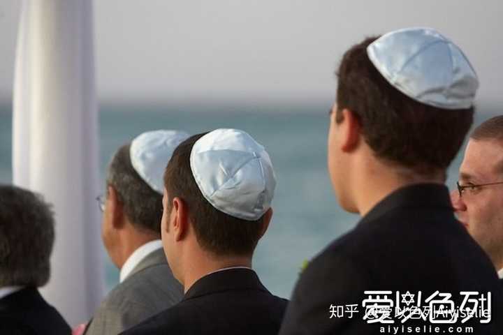 (kippah):犹太信仰讲究不能拿头顶对着上帝,因此要戴一个小帽子