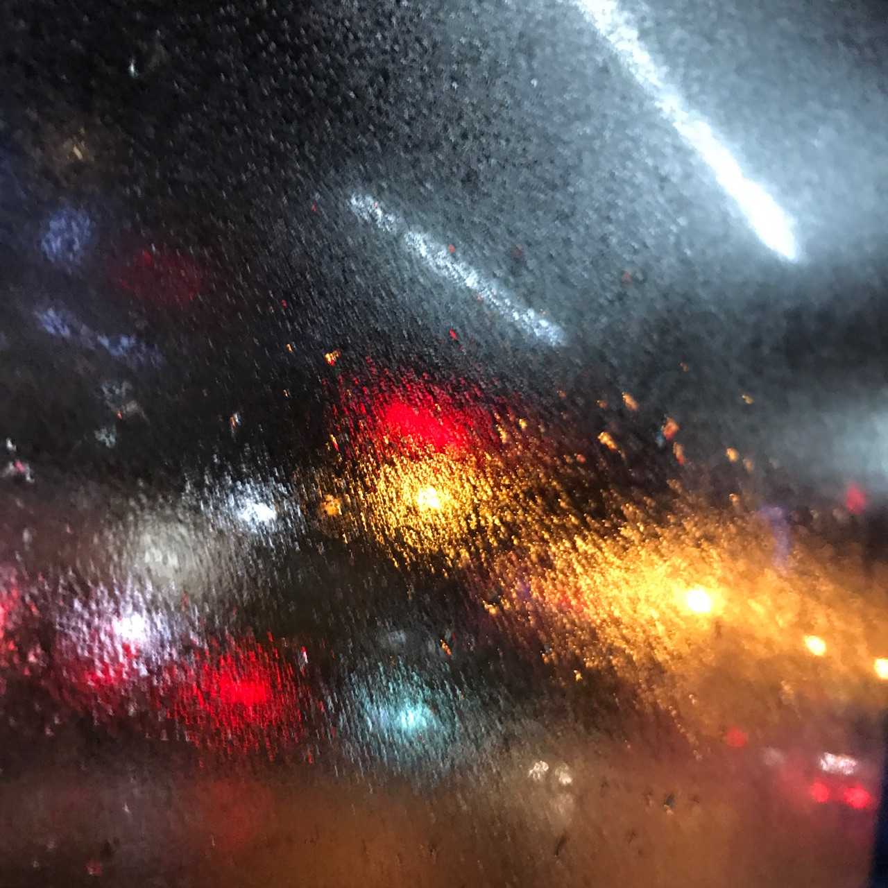 晚上车窗外下雨天