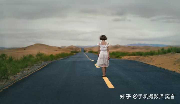 在绵延不尽的公路上,拍下自己的背影,利用道路的延伸,营造一种