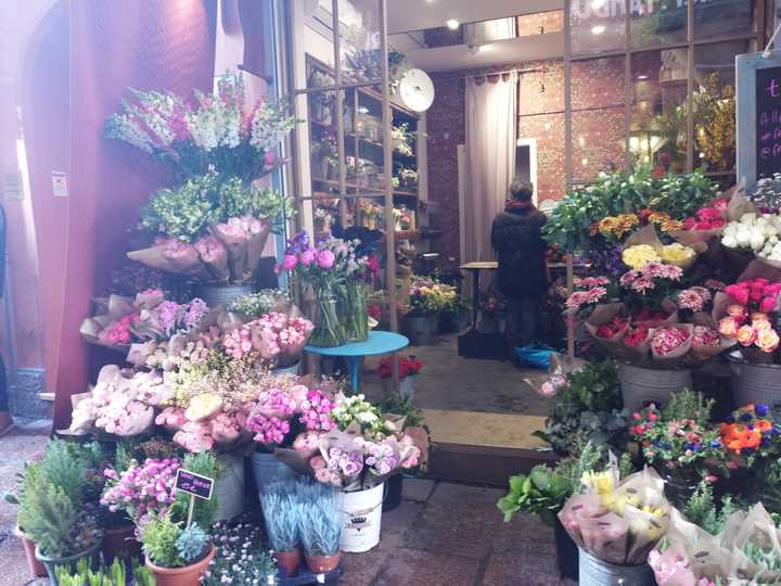 图为意大利某街角花店