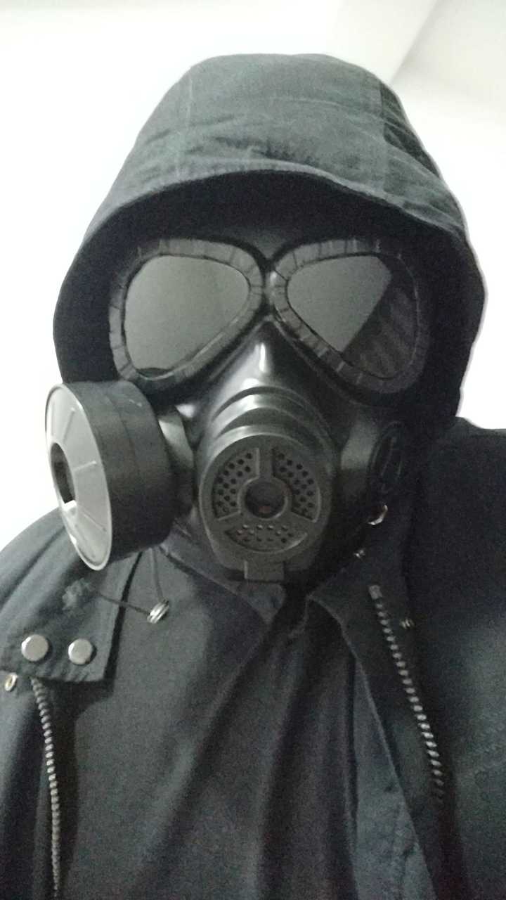 戴防毒面具出门丢人吗?