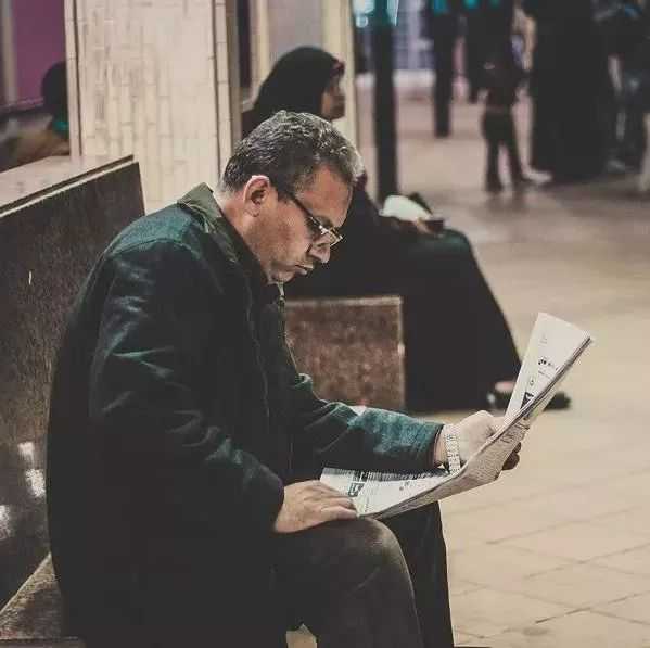 为什么老外爱在地铁读书,而我们却总低头玩手机?背后的原因是……mp.