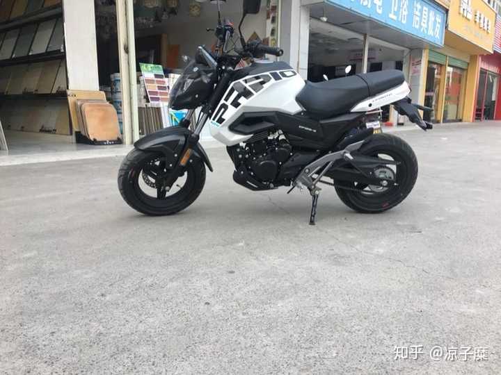 春风狒狒st,八千多,125cc,适合上下班代步,不建议长途旅行.