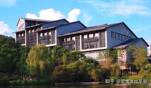 重庆理工大学住宿环境,图书馆,食堂怎么样?有图吗?
